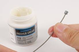 グリスとオイルで走りは変わる|正しい使い分けとメンテナンスの重要性