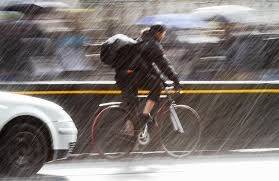 E-bikeは雨の日でも大丈夫?保証や泥はね対策までお答えします